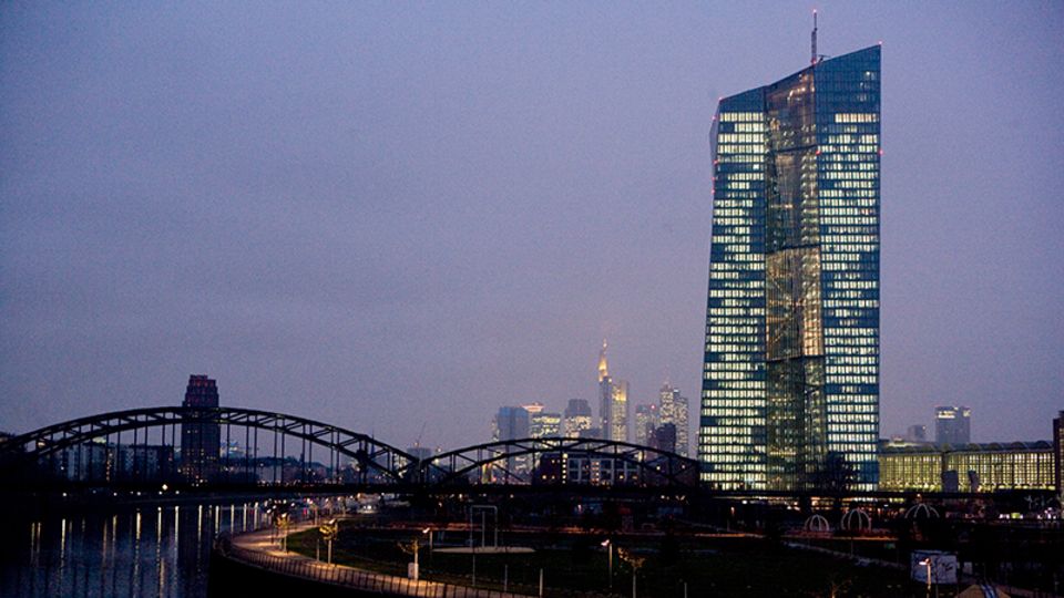 Licht aus, Spot an: Die Finanzmärkte warten gespannt auf Entscheidungen, die in dem EZB-Hochhaus in Frankfurt getroffen werden