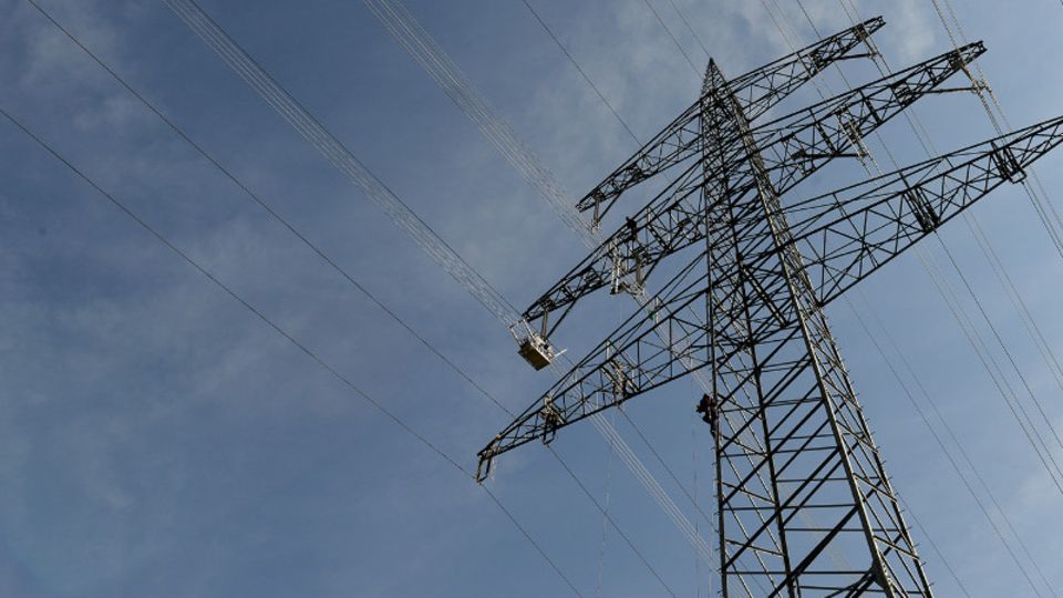 Für die Energiewende werden Tausende Kilometer neue Stromleitungen benötigt. Doch die Trassenführung ist vielerorts umstritten