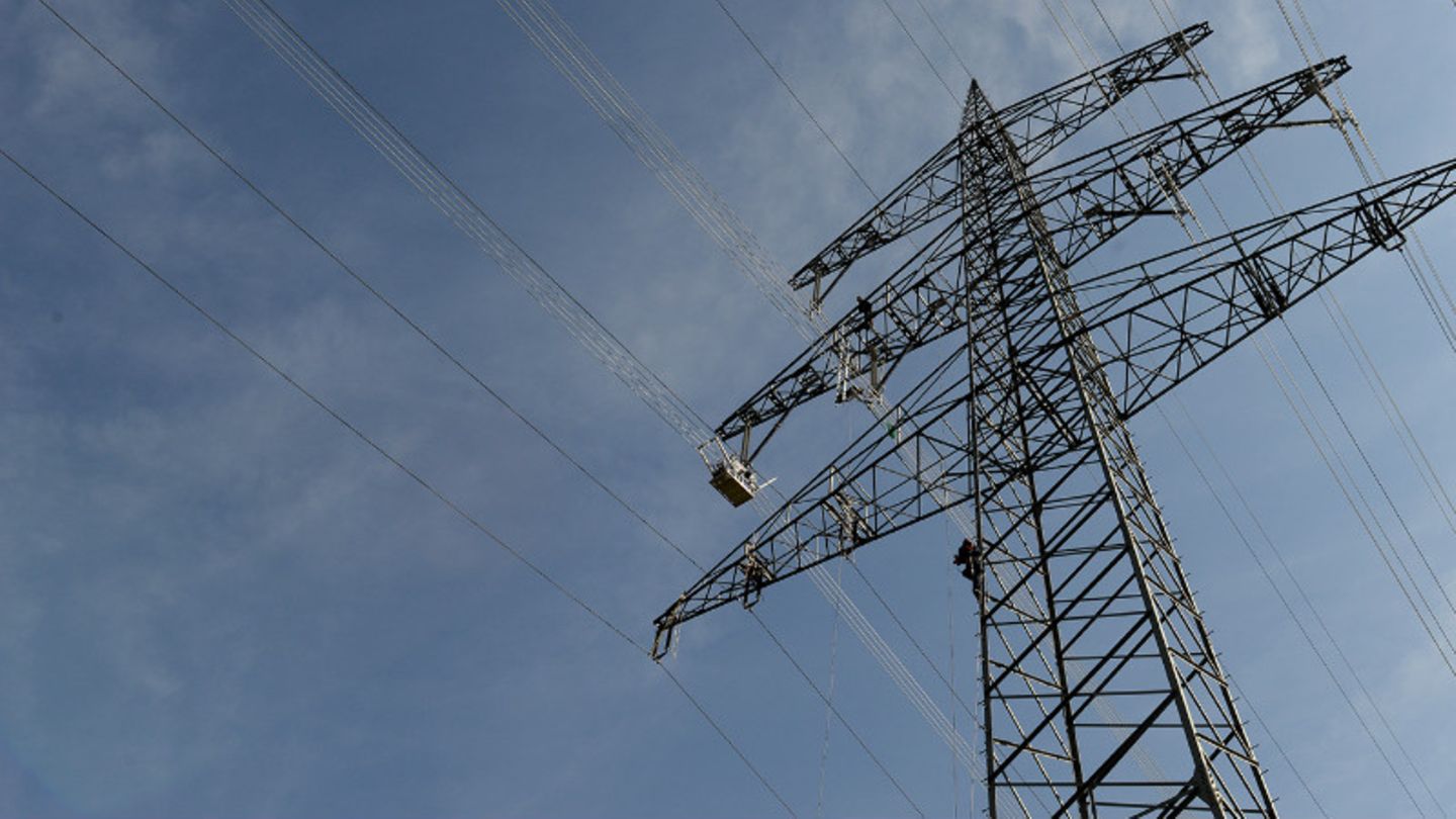 Für die Energiewende werden Tausende Kilometer neue Stromleitungen benötigt. Doch die Trassenführung ist vielerorts umstritten