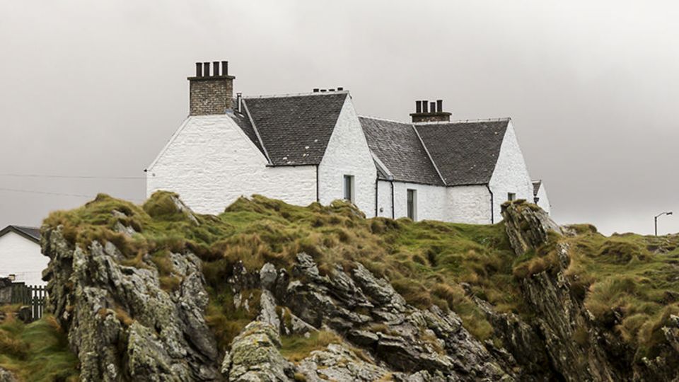 Direkt über den schroffen Felsen der schottischen Insel Islay liegt die kleine Destillerie Ardbeg – ein Ensemble aus weißen, gekalkten Steingebäuden