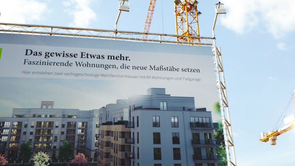 Hinweisschild für Neubauten in Frankfurt: Manchmal wird an den Kundenwünschen vorbei gebaut (Foto: Johannes Mink)