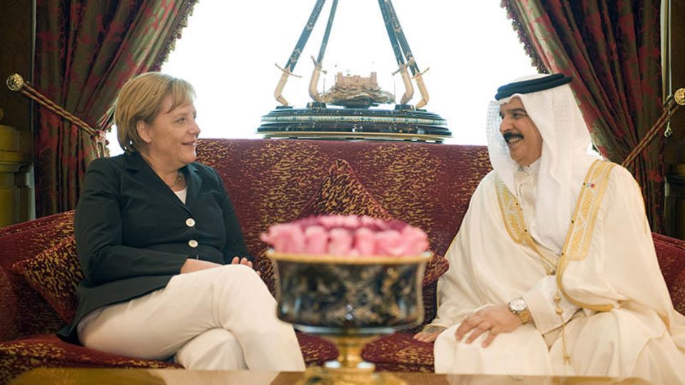 Merkel 2010 in Bahrain: König Hamad bin Isa al-Khalifa (r.) ist ein Verbündeter des Westens. Dass dortige Behörden Überwachungssoftware aus Deutschland nutzen, war damals noch nicht bekannt (Foto: Getty Images)