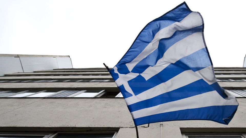 Griechische Flagge: Sie könnte bald auf Halbmast hängen, denn es droht bereits im März der Zahlungsausfall