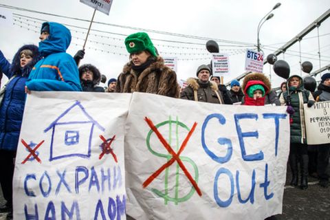 Antiwestliche Proteste: „Bewahrt unsere Häuser“ und „Dollar raus“ steht auf den Schildern der Demonstranten. Hypotheken in Dollar werden unerschwinglich