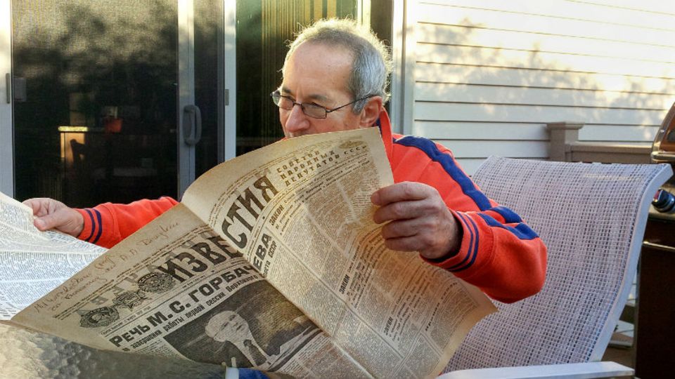 2014: In seinem Haus in New York blättert Lwow in einer alten „Iswestija“