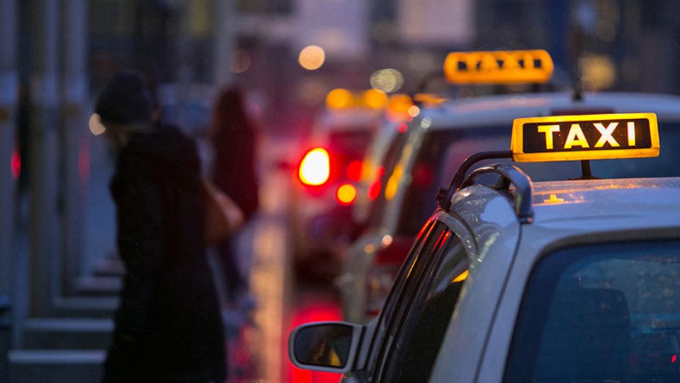 Das Landgericht Frankfurt schafft der Taxi-Zunft einen lästigen Konkurrenten vom Hals (Foto: Getty Images)