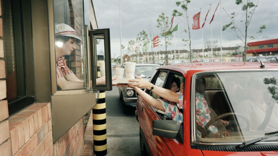 In den 80er-Jahren war die Welt bei McDonald's noch in Ordnung (Foto: Martin Parr/Magnum Photos/Agentur Focus)
