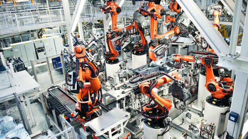 Eine menschenleere Produktionshalle bei Volkswagen in Wolfsberg. Hier setzen Roboter die siebte Auflage des VW Golf zusammen (Foto: Thomas Langreder/Visum)