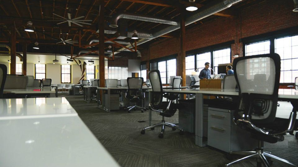 Ein Start-up-Ambiente im Büro mögen vielleicht jüngere Mitarbeiter, älteren Kollegen kann es ein Graus sein