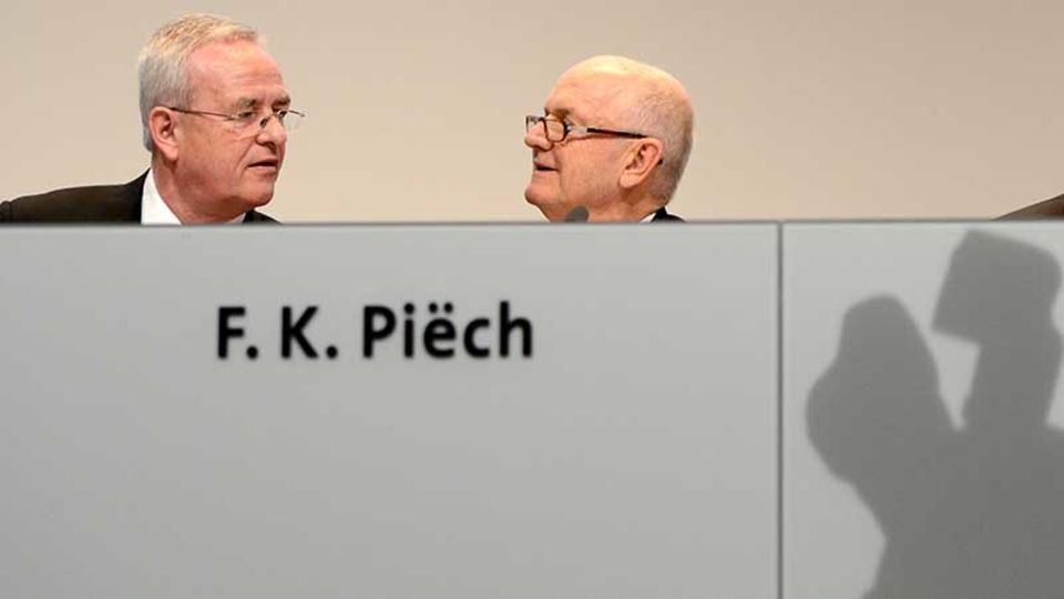 Martin Winterkorn (l.) bleibt bei VW auf der Kommandobrücke (Foto: dpa)