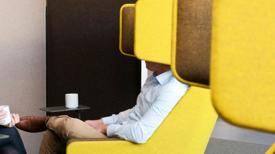 Figure Digitalisierung - von Otto bis zur Bahn Große Ohrensessel in "Star Trek"-Optik stehen überall in der Ideenschmiede von Otto (Foto: Julia Knopf)
