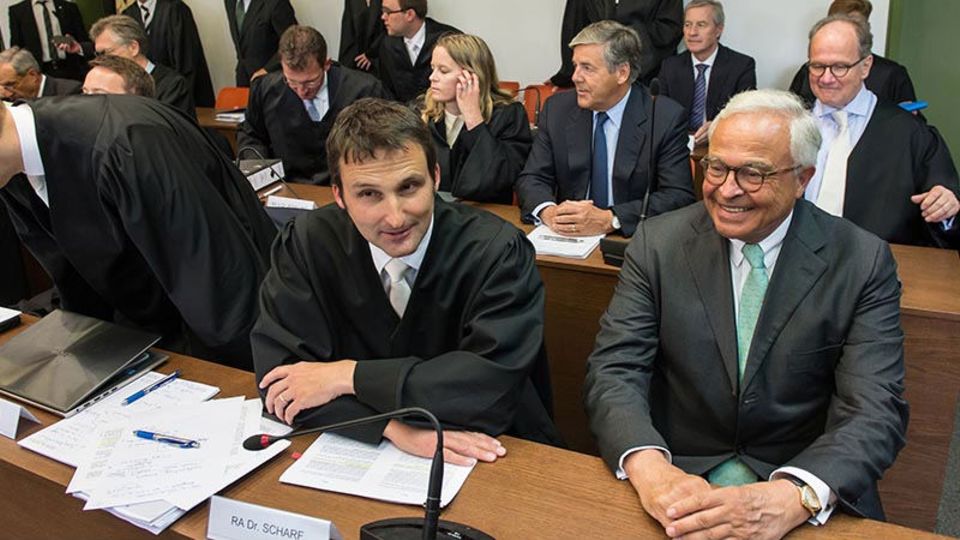 Prozessauftakt in München: Rolf Breuer (r.v.), Josef Ackermann (4.v.r.) und Jürgen Fitschen (3.v.r.) wird Prozessbetrug vorgeworfen - Foto: Getty Images