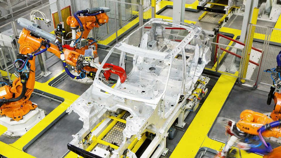 Den Karosseriebau erledigen Roboter. Die Menschen warten nur die Maschinen