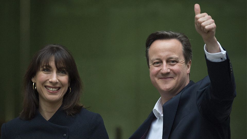 Figure Premierminister David Cameron gewinnt die Wahl in Großbritannien Premierminister David Cameron mit seiner Frau kann sich feiern lassen - Foto: dpa