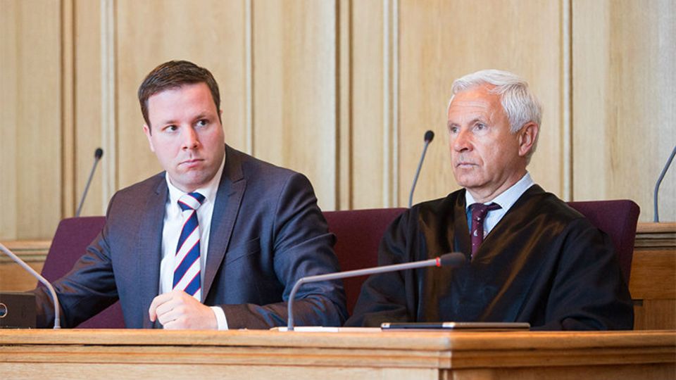 Im Gerichtssaal ist Anwalt Mark Binz (r.) immer an der Seite von Robert Tönnies