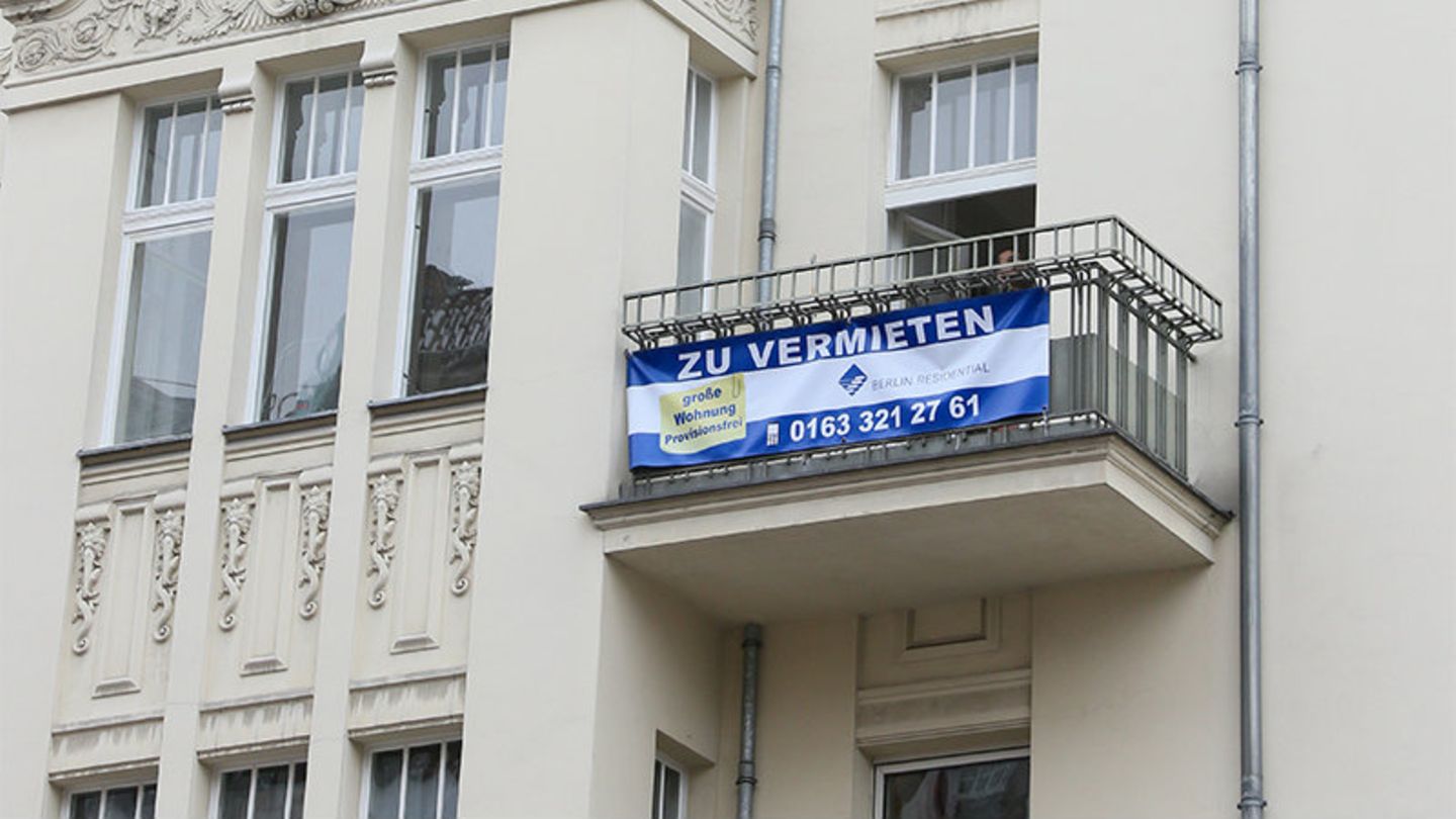 Transparent mit der Aufschrift "zu vermieten" in Berlin: Die Einführung der Mietpreisbremse lässt auf sich warten