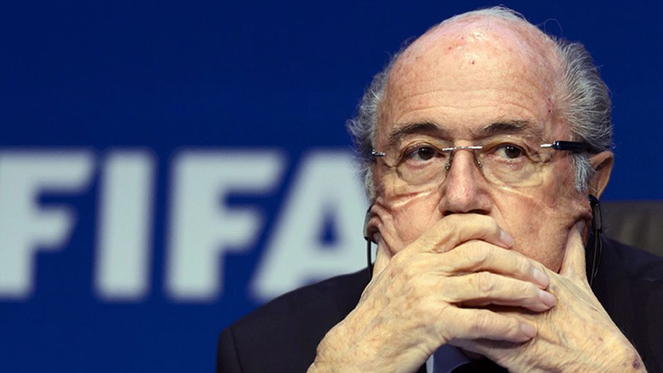 Die Einschläge rücken näher: Die US-Behörden sollen jetzt auch gegen den zurückgetretenen Fifa-Präsidenten Blatter ermitteln - Foto: Getty Images