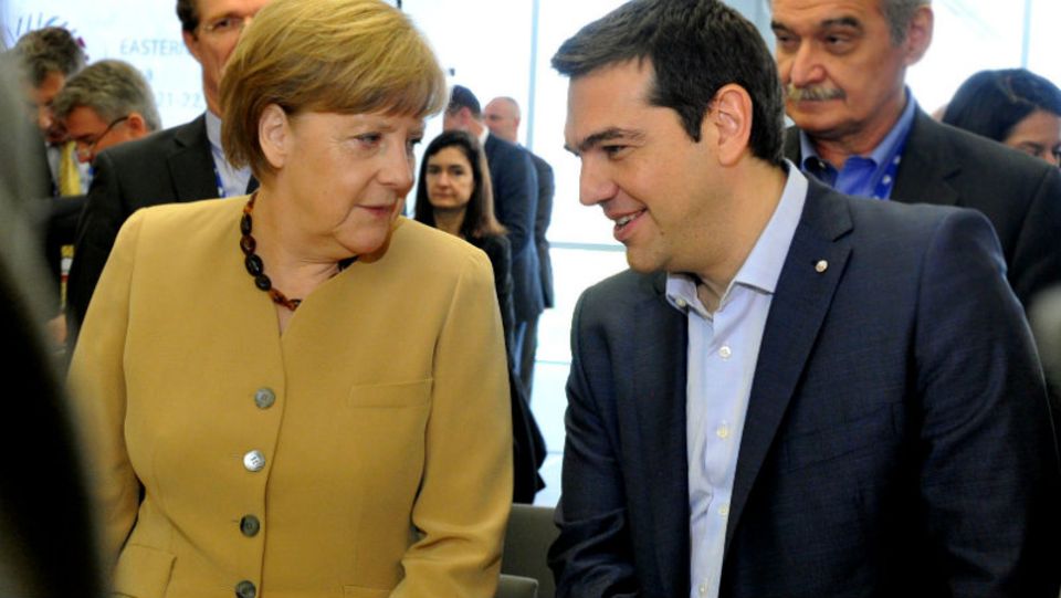 Bundeskanzlerin Merkel und Griechenlands Premierminister Tsipras: Gelächelt wird nur für die Fotografen – Foto: European Union