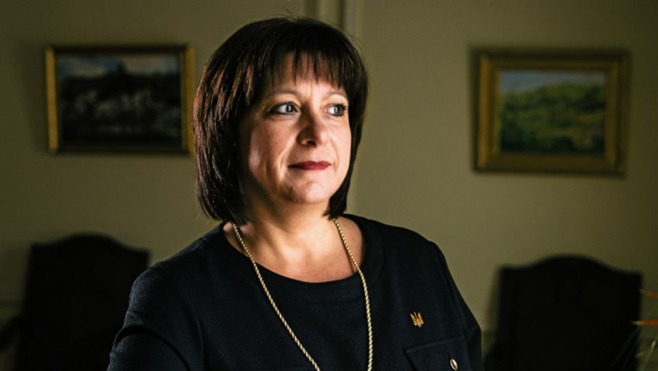 Der Anstecker mit dem Staatswappen der Ukraine gehört bei Jaresko zum öffentlichen Outfit. Ihre Eltern impften ihr die Liebe zur Heimat ein - Foto: Greg Kahn Photograph, LLC