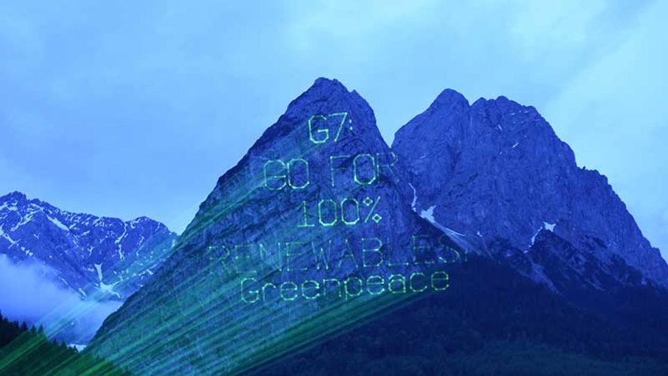 Figure Greenpeace Aktivisten projizieren den Slogan "G7 100% Erneuerbare Energien" auf eine Bergwand in den Alpen Greenpeace Aktivisten projizieren den Slogan "G7 100% Erneuerbare Energien" auf eine Bergwand in den Alpen - Foto: dpa
