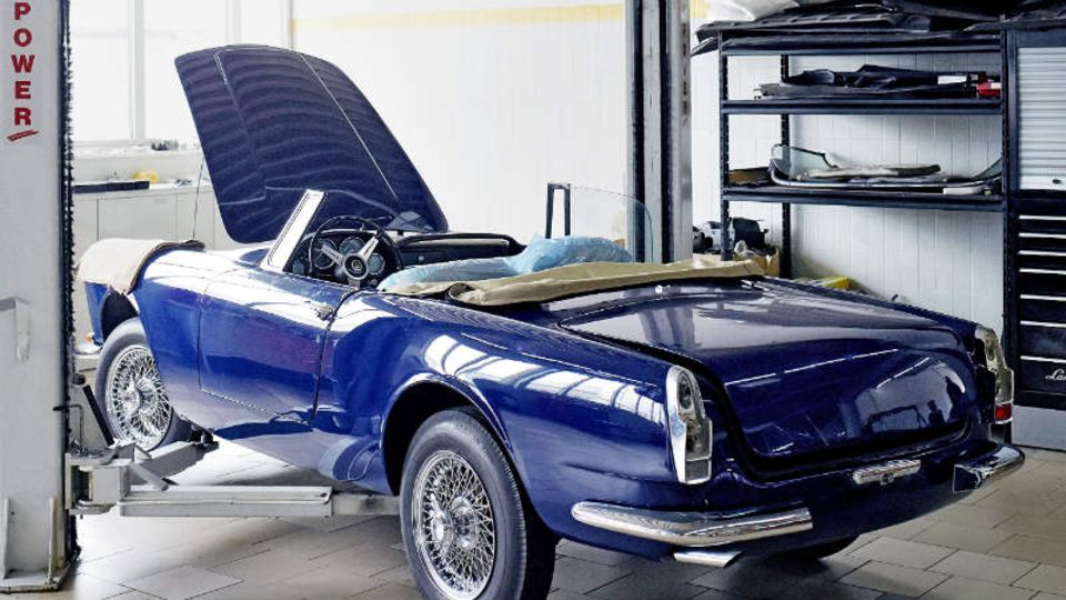 Ein Alfa Romeo Spider 2600 (1962-1965) in der Werkstatt. Auch dieser Wagen hat die 100.000-Euro-Marke durchbrochen - Foto: Conny Mirbach