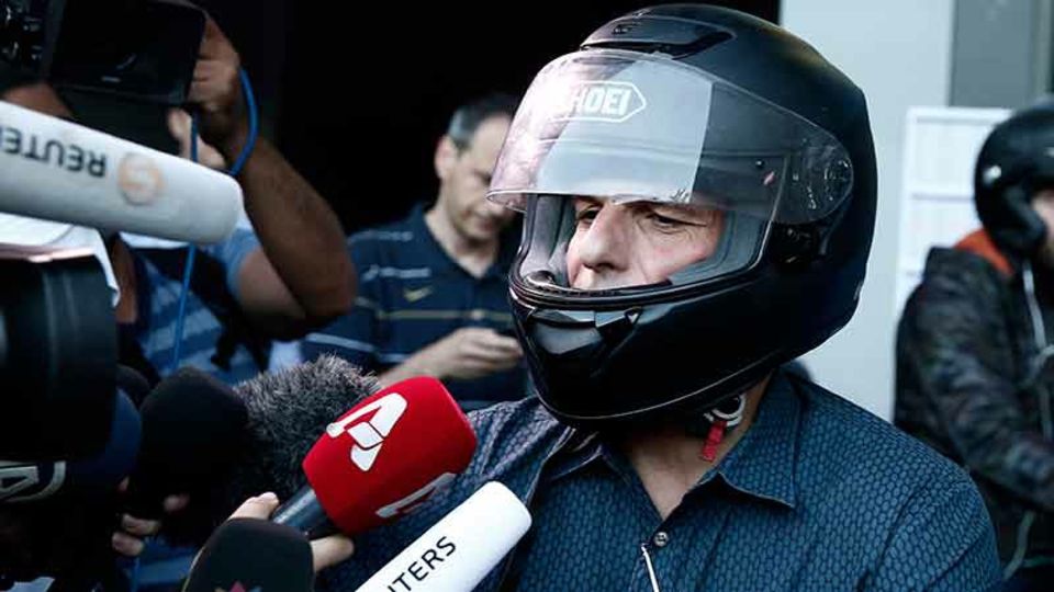 Finanzminister Varoufakis pflegt sein Image als Politrebell: Hier steht mit Motorradhelm der Presse Rede und Antwort - Foto: Getty Images