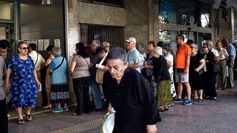 Menschenschlange vor einer griechischen Bank: Vorschläge aus Washington zur Lösung der Krise verhallen ungehört - Foto: Getty Images