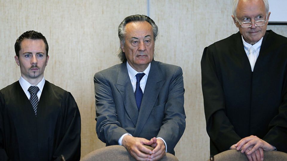 Friedrich Carl Janssen (M.) umrahmt von seinen Verteidigern: Der frühere Risikovorstand von Sal. Oppenheim ist der einzige, der keine Bewährungsstrafe bekam - Foto: Reuters