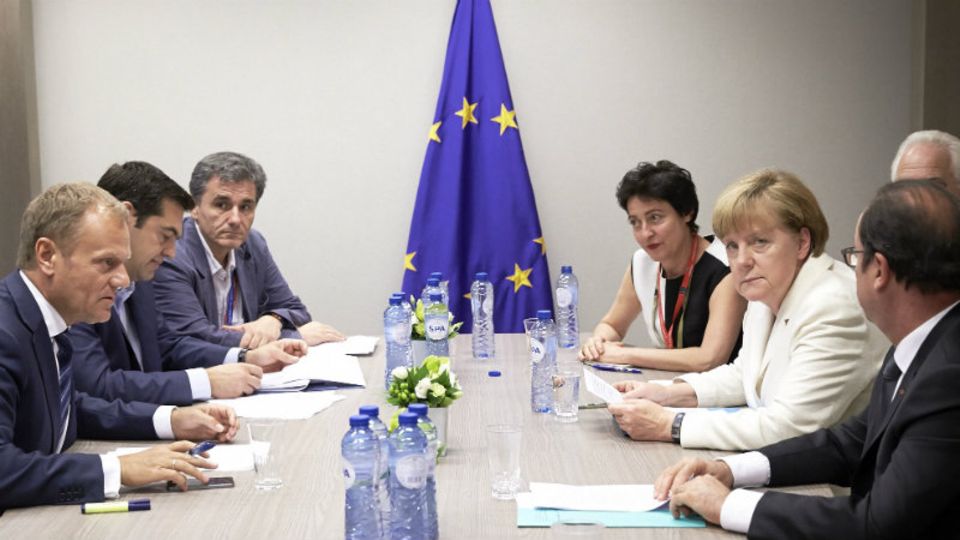 Gipfeldiplomatie: Abseits der großen Runde traf sich Bundeskanzlerin Merkel mit dem griechischen Premier Tsipras (2.v.l.) - Foto: European Union