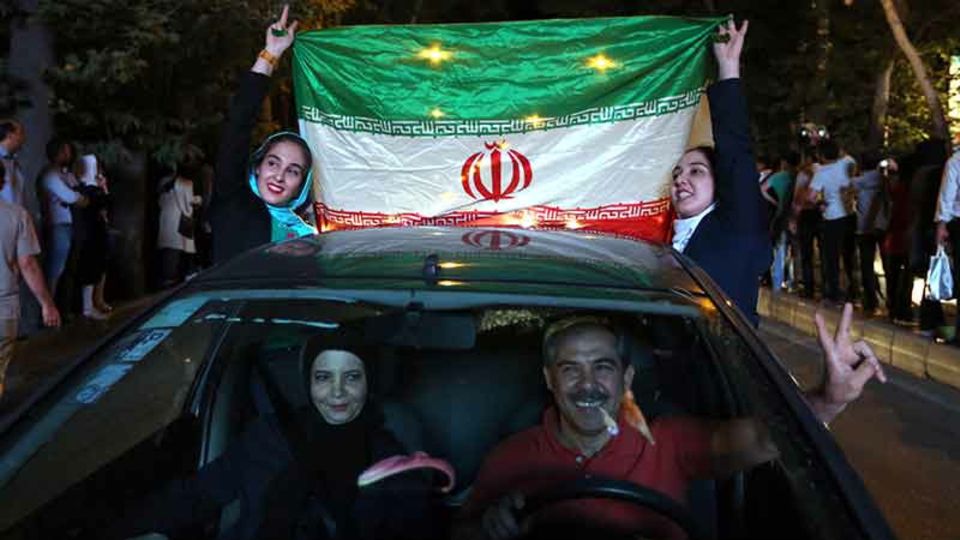 Autokorso in Teheran: Das Atomabkommen weckt im Iran Hoffnungen auf bessere Zeiten - Foto: Getty Images