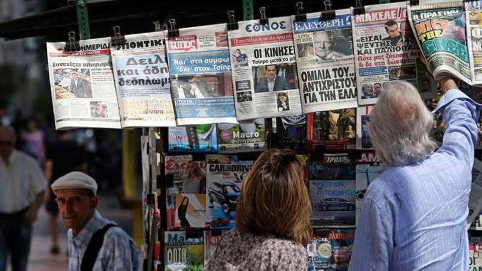 Griechische Zeitungen nach der Entscheidung des Parlaments in Athen - Foto: Getty Images