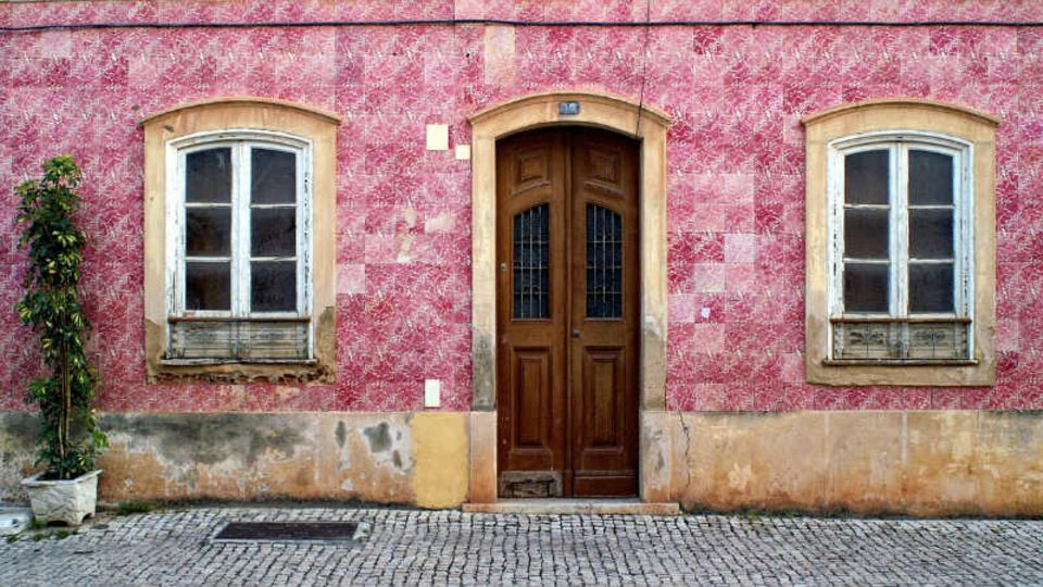 Zwei Fenster, eine Tür, das macht….