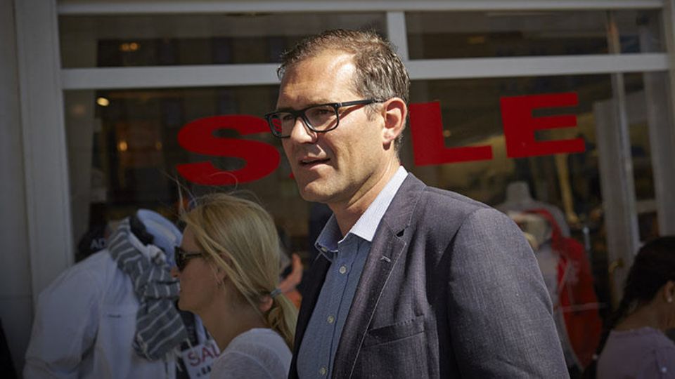 Rickert beim Preischeck im Hamburger Einkaufsviertel