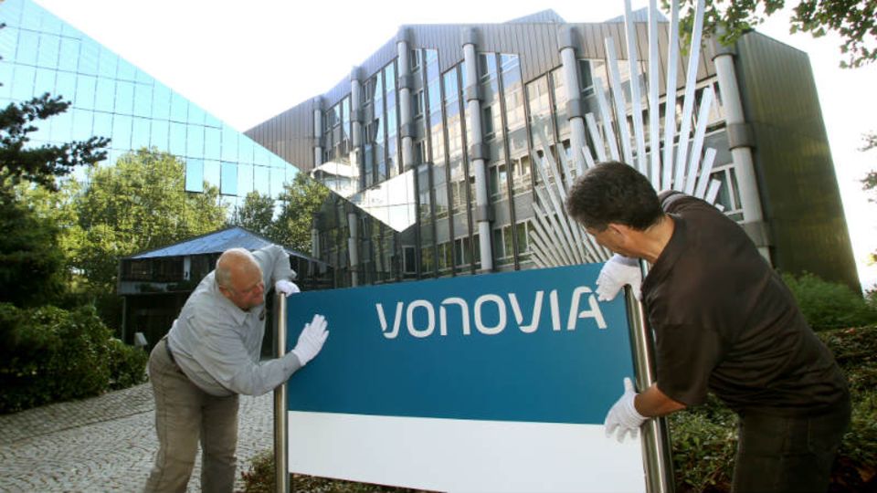 Vor der Konzernzentrale wird das neue Logo angebracht - Foto: Vonovia