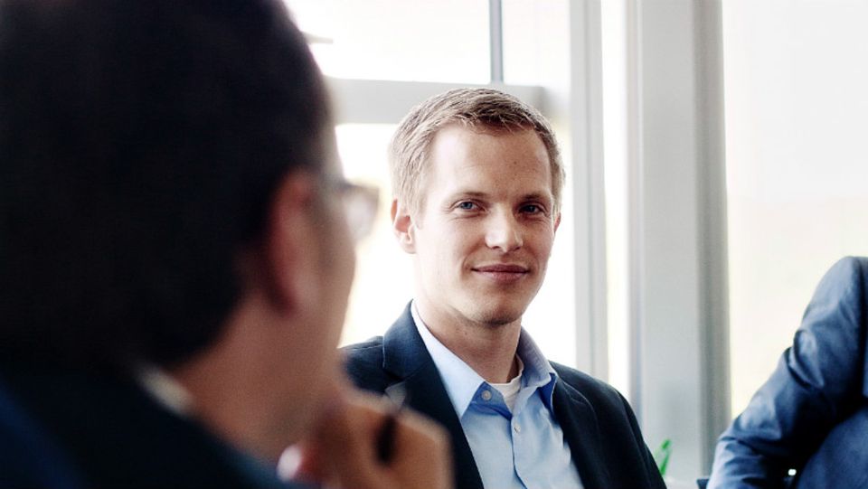 Tobias Hinsch fliegt als Co-Pilot bei Germanwings. Als Ende März eine Maschine der Gesellschaft in den Alpen abstürzte, war er im Urlaub. Die Distanz habe ihm geholfen, den Schock zu verkraften - Foto: Evelyn Dragan