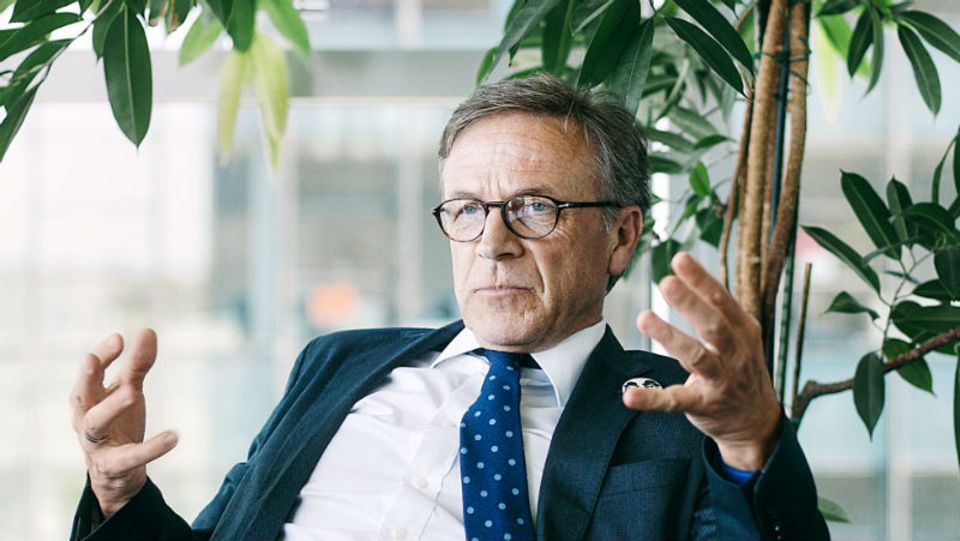Konrad Messerer sitzt im Cockpit auf dem Platz des Kapitäns. Er fliegt die großen Maschinen von Air Berlin durch Europa und in die USA. Stolz sagt er, er kenne noch „die goldenen Zeiten“ – Foto: Evelyn Dragan