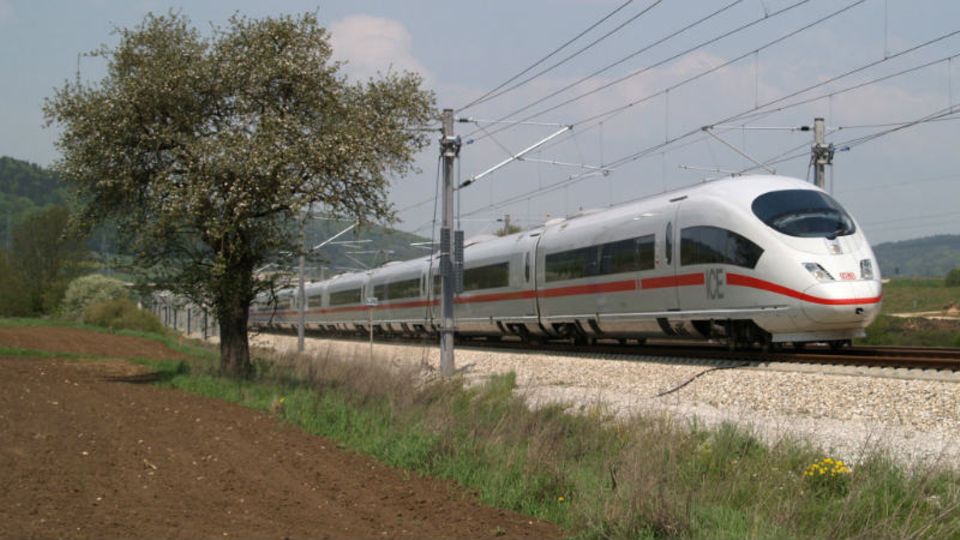 Gute Nachricht für Bahnfahrer: Die Reise im ICE wird nicht teurer - Foto: Deutsche Bahn AG / Claus Weber