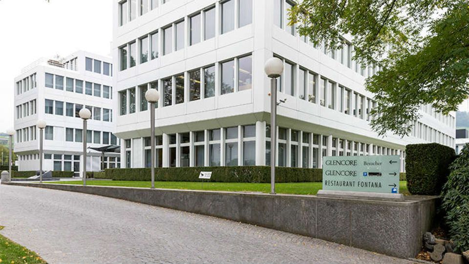 Glencore-Zentrale: Droht dem Bergbau-Konzern eine finanzielle Schieflage? - Foto: Getty Images