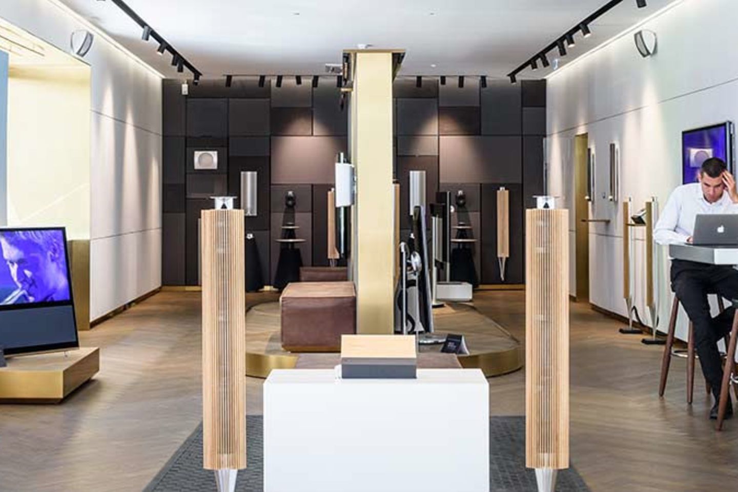 Das in Köln entworfene Steuergerät Beosound Moment (M.) im Flagship-Store in Kopenhagen