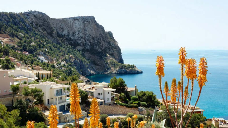 Hanglage mit besten Aussichten: Auf Mallorca, wie hier am Camp de Mar, ziehen die Preise für Ferienhäuser wieder an – Foto: Your Photo Today