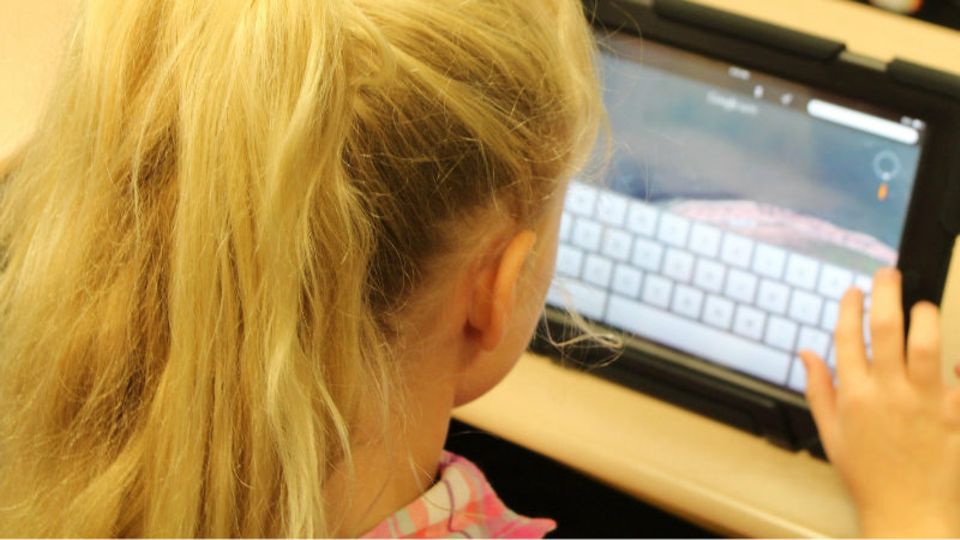 Besser ohne Tablet: Digitale Bildung sollte nicht zu früh einsetzen