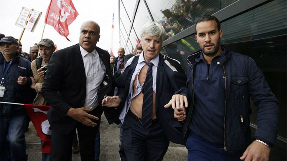 Sicherheitsleute bringen Air-France-Vorstand Pierre Plissonnier in Sicherheit - Foto: Getty Images