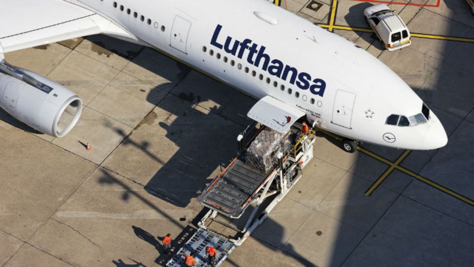 Figure In den Sommermonaten waren die Lufthansa-Maschinen häufig ausgebucht In der Corona-Pandemie steht der Großteil der Lufthansa-Flotte am Boden. Der Konzern benötigt dringend Liquidität