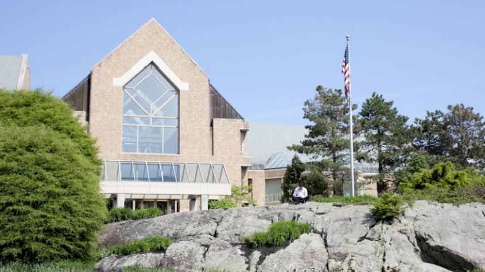 Hinter einem Felsen thront das Hauptgebäude des GE-Campus in Crotonville, erbaut in den Achtzigern unter dem damaligen Chef Jack Welch. Wegen der etwas sakralen Bauweise nennen es manche scherzhaft „Jacks Kathedrale“
