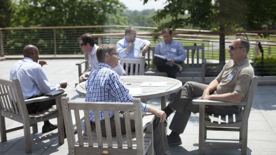 Abschalten, Netzwerke knüpfen: Studenten diskutieren auf der Terrasse des „Leadership Exchange“-Zentrums