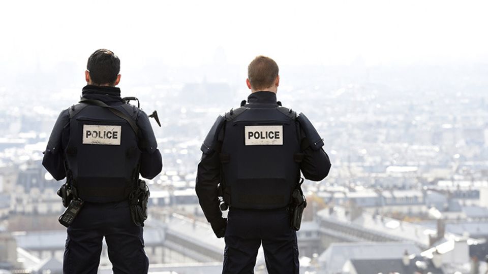 Nach den Terroranschlägen zeigt die Polizei Präsenz in Paris - Foto: Getty Images