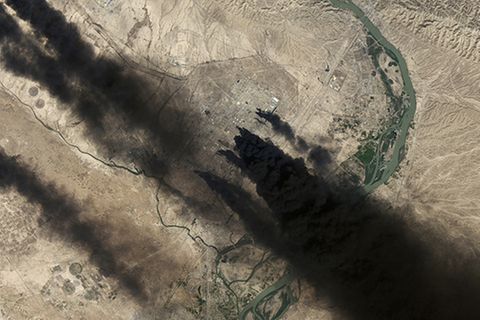 Brennende Ölfelder in Nahost