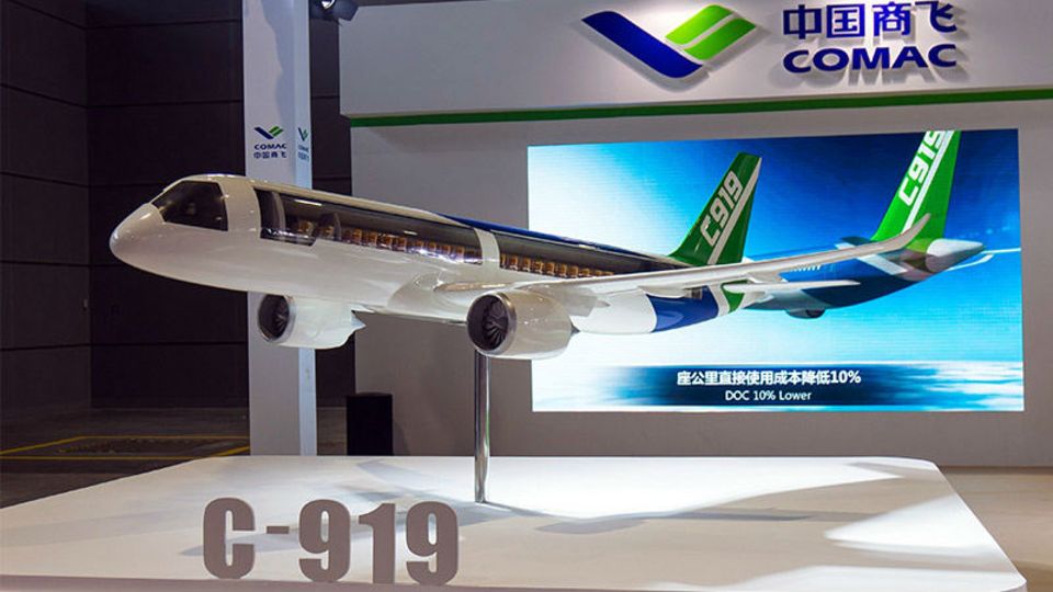 Konkurrenz für Airbus und Boeing: Modell des chinesischen Verkehrsflugzeugs Comac C919
