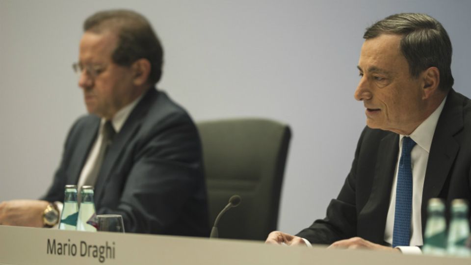 EZB-Chef Mario Draghi (r.) vor der Presse in Frankfurt: Während er spricht stürzen die Aktienmärkte ab - Foto: ECB / Flickr.com (CC BY-NC-ND 2.0)