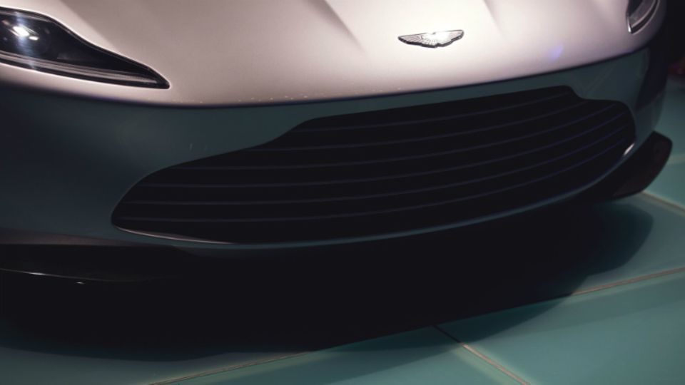 Die Schnauze der Verheißung. Der neue Dienstwagen von James Bond hat einen ganz schön bulligen Kühlergrill – und eine große Aufgabe - Foto: Katrin Binner